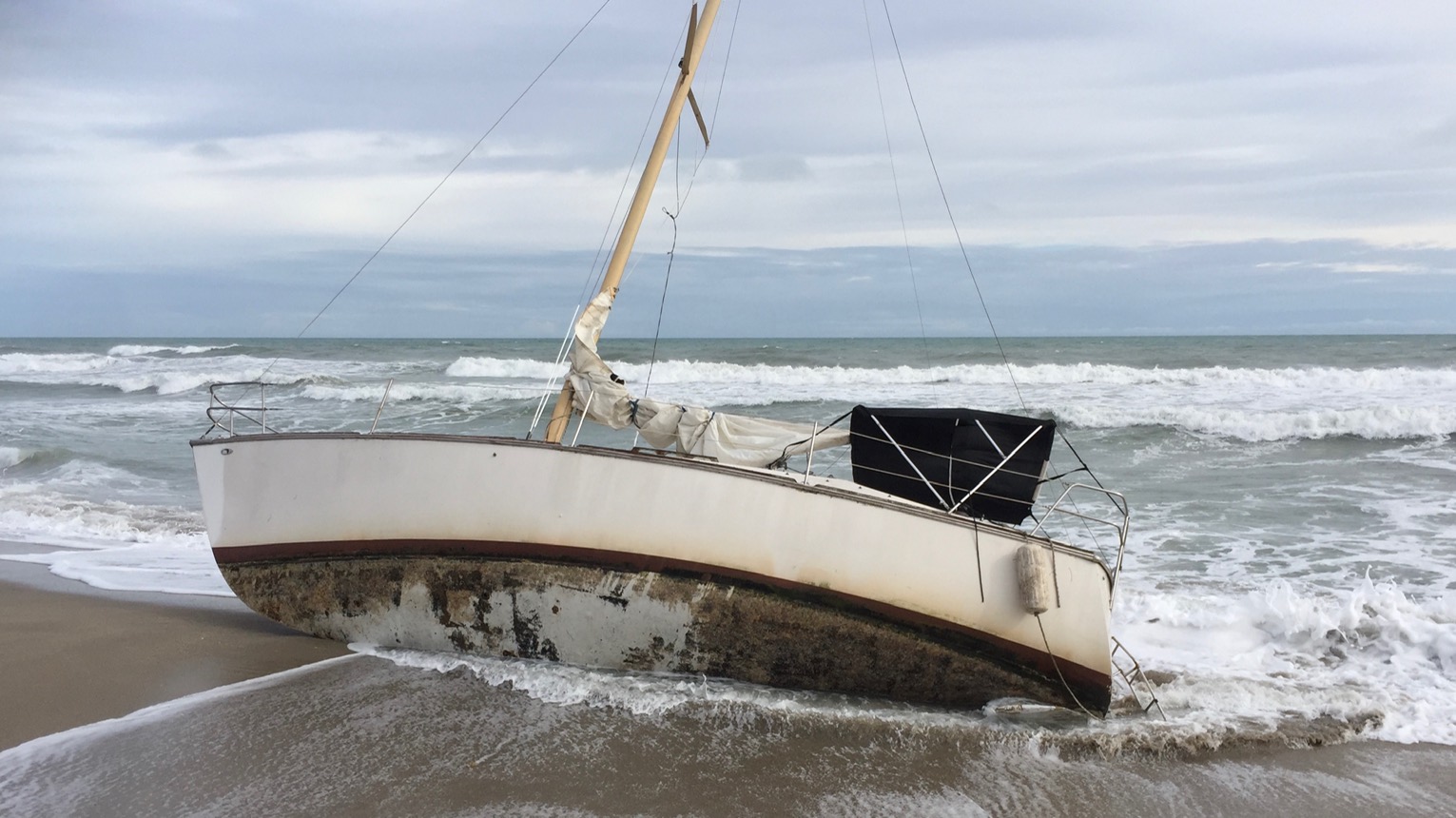 boat_on_beach.jpg